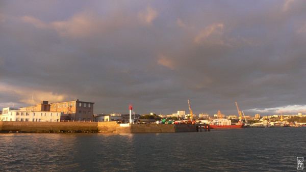 Trade harbour at sunset - Port de commerce au coucher du soleil