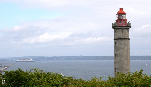 Lighthouse & Queen Mary 2 - Phare & Queen Mary 2