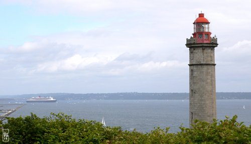 Lighthouse & Queen Mary 2 - Phare & Queen Mary 2