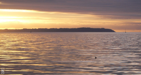 Sunset over the harbour - Coucher de soleil au-dessus de la rade