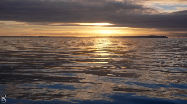 Sunset over the harbour - Coucher de soleil au-dessus de la rade