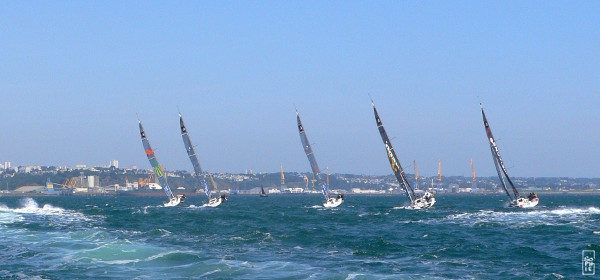 5 boats sailing towards Brest trade harbour - 5 bateaux naviguant vers le port de commerce de Brest