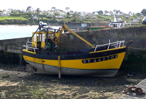 Fishing boat in Aber Benoît - Bateau de pêche dans l’Aber Benoît