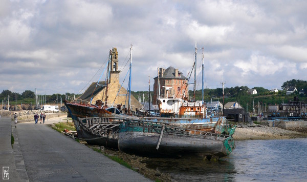 Camaret quay, church and Vauban tower - Quai, chapelle et tour Vauban à Camaret