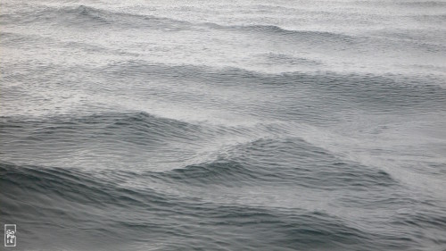 Raindrops on waves - Gouttes de pluie sur les vagues