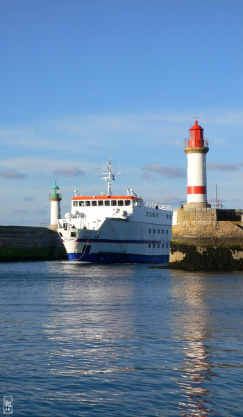 Ferry at Port-Tudy harbour entrance - Ferry à l’entrée de Port-Tudy