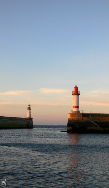 Port-Tudy harbour entrance at sunset - Entrée de Port-Tudy au coucher du soleil