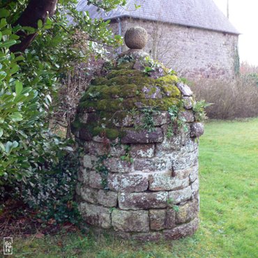 Stone post - Poteau en pierre