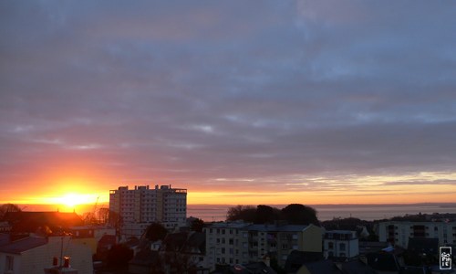 Sun piercing the clouds - Le soleil perce les nuages