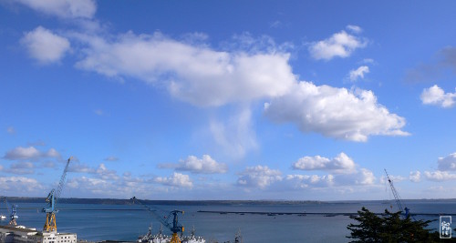 Virga under a cloud - Virga sous un nuage