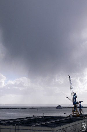 Rain under a grey cloud - Pluie sous un nuage gris