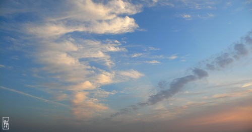 Line of clouds ripped by wind - Ligne de nuages déformée par le vent