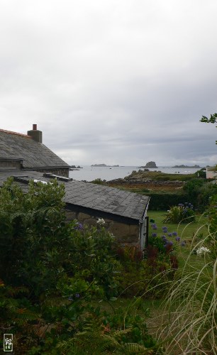 View over roof - Vue au-dessus d’une maison